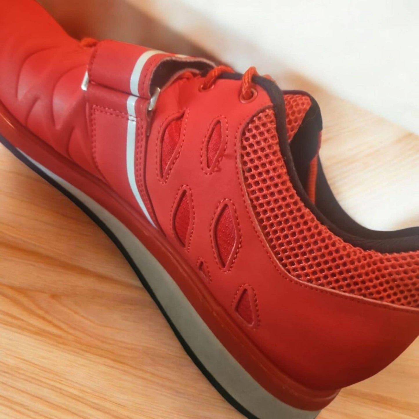 Reebok Mens Red Lifting Shoes With Velcro Strap & Lace-Up Closure Size 12.5 US Durable Sole For Performance